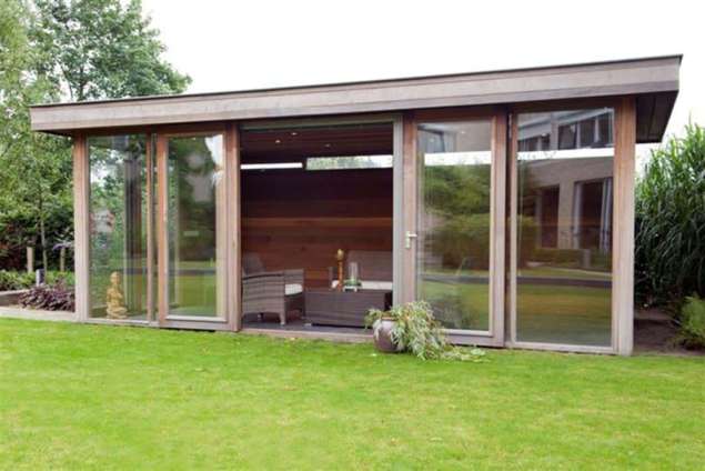 modern tuinhuis met hardhouten bekleding en glazen wanden